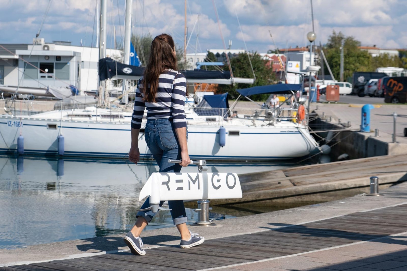 Remigo bæres langs marinaen